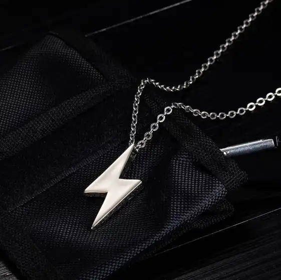 Lightning bolt design chain